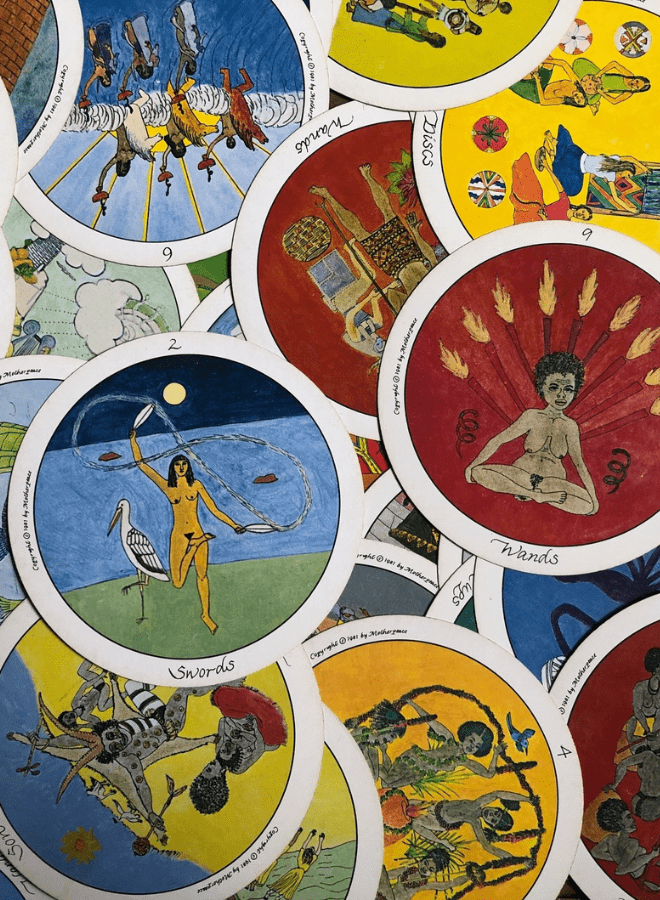Cartas redondas del tarot MadrePaz extendidas sobre una mesa