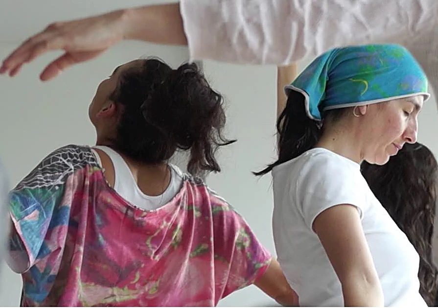 Mujeres en movimiento en un encuentro