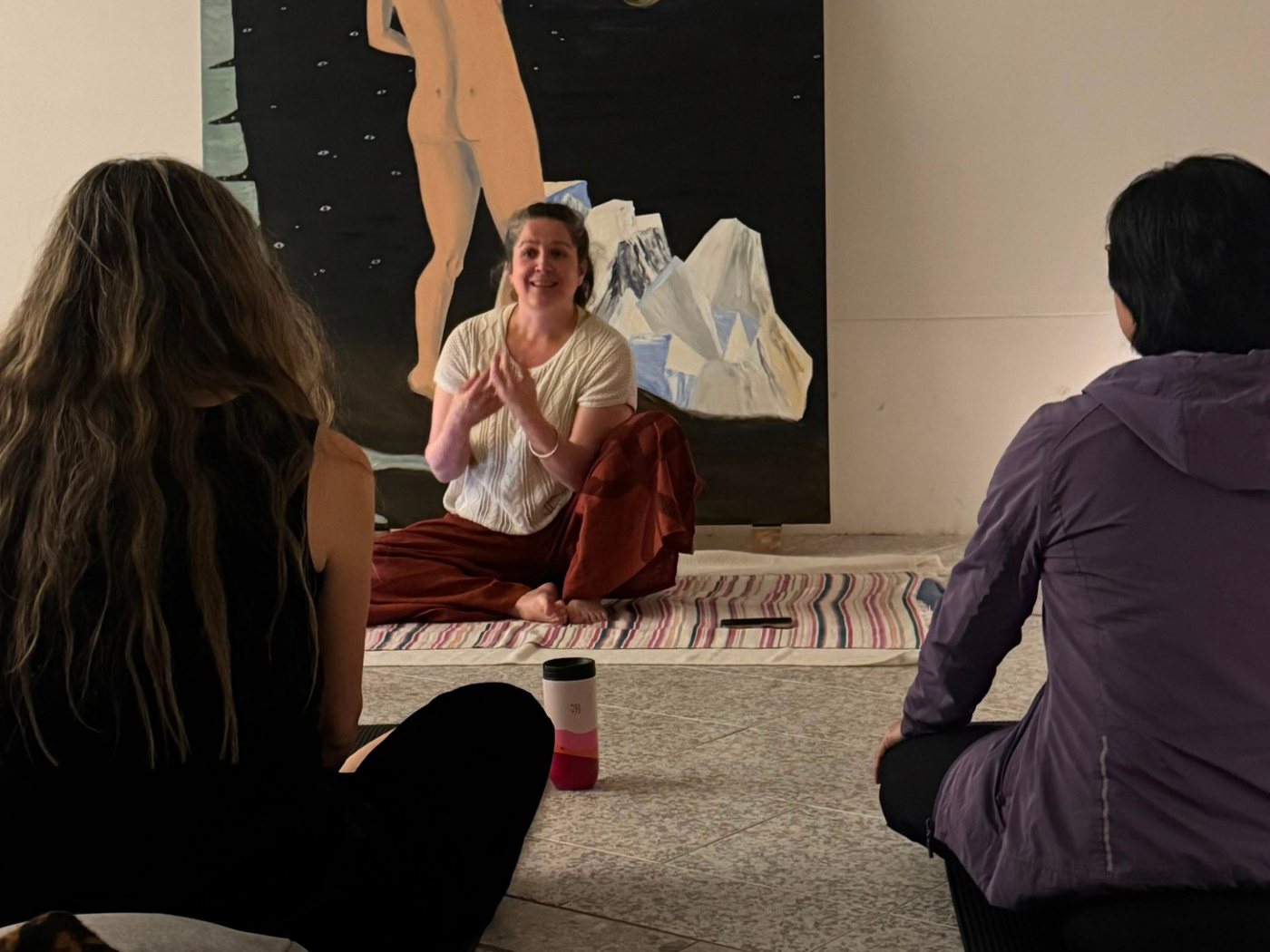 Mujeres sentadas en círculo durante la práctica