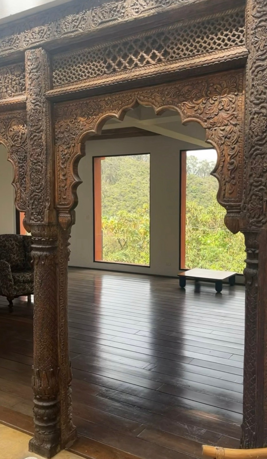 La sala de Khora, con arcos de madera tallada y ventanas abiertas al bosque